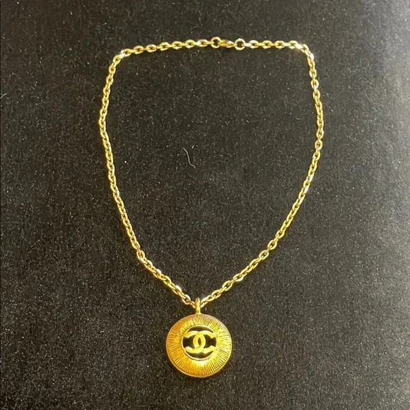 Chanel large vintage CC round Pendant - Picture 7 of 7